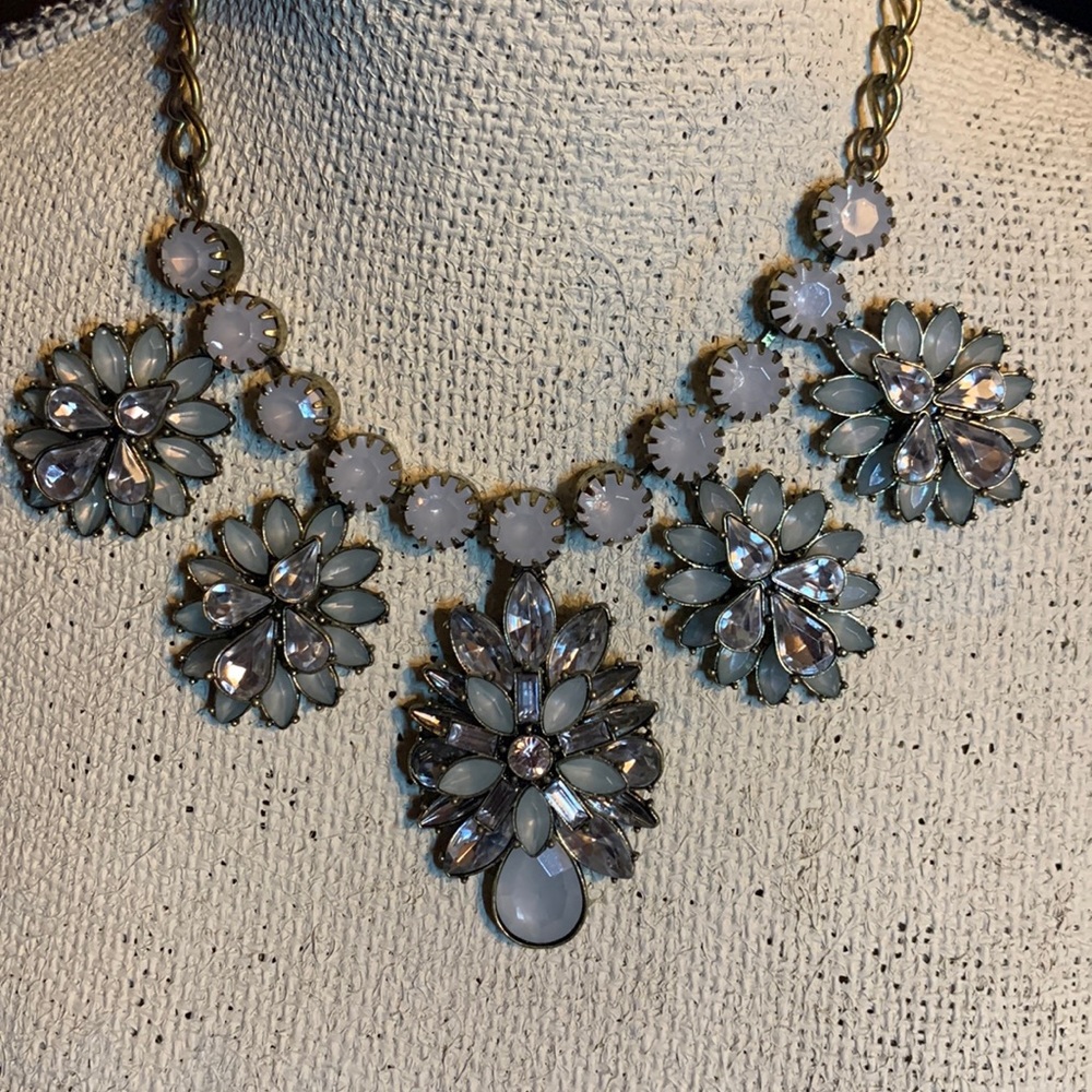 Beautiful rhinestone floral collar  16" with 3"extender